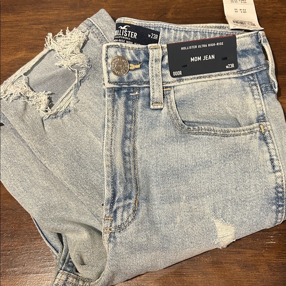 Hollister Women's Ultra High-Rise Mom Jeans, Light Wash Distressed